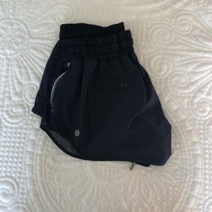 Lululemon Hotty Hot short II 2.5” size 6